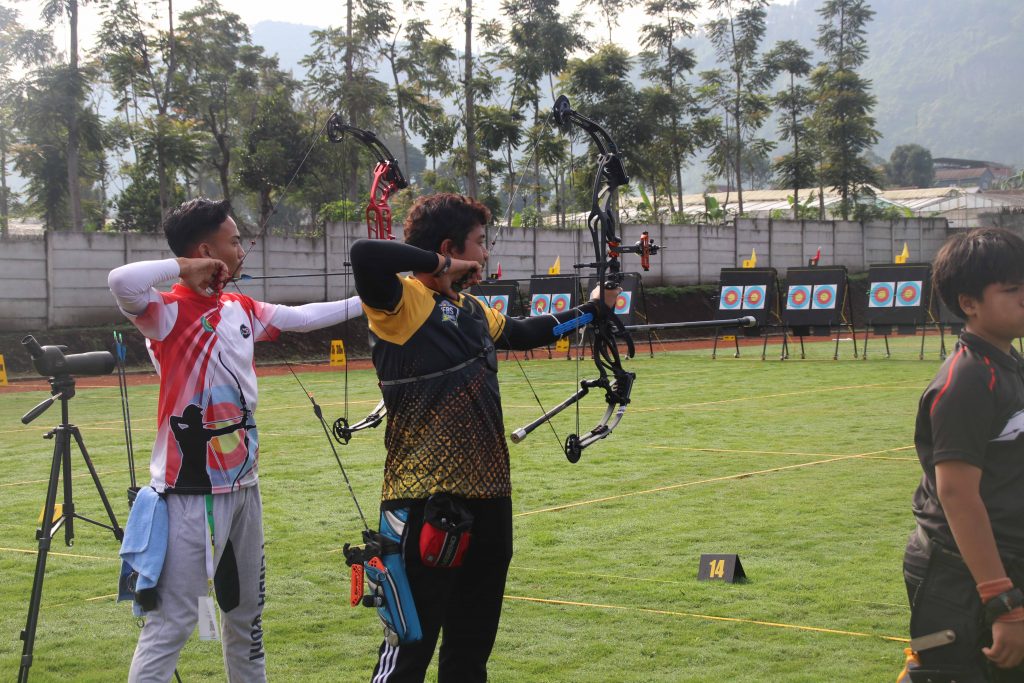 Santri NFBSL mengikuti kompetisi NFBS Archery Championship